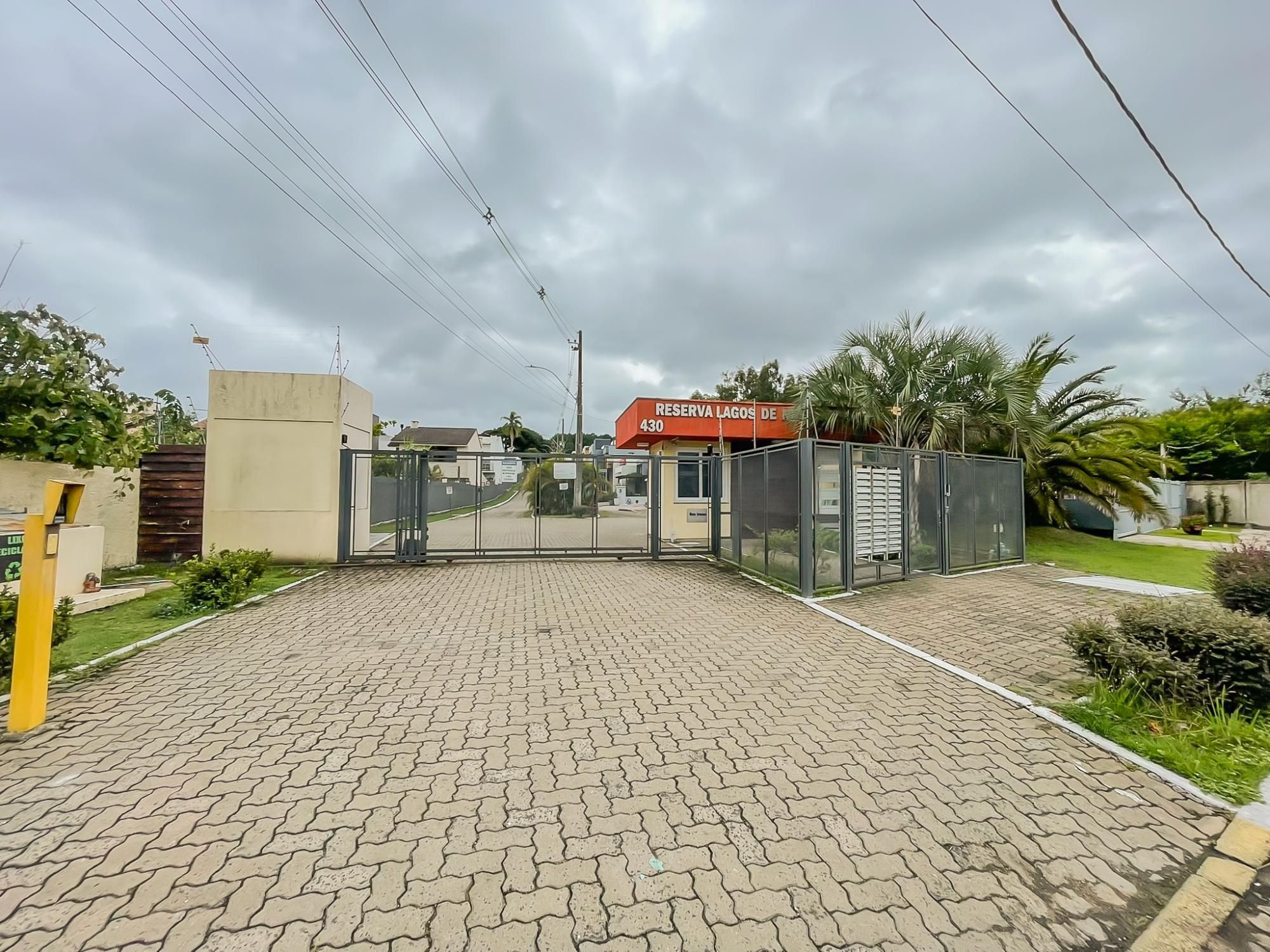 Casa ampla com piscina e suíte diferenciada em condomínio no Lagos de Ipanema zona Sul de Porto Alegre !