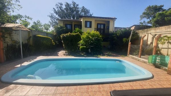 Casa em Porto Alegre, no bairro Nonoai, com 3 dormitório(s), e 3 banheiros, à venda.