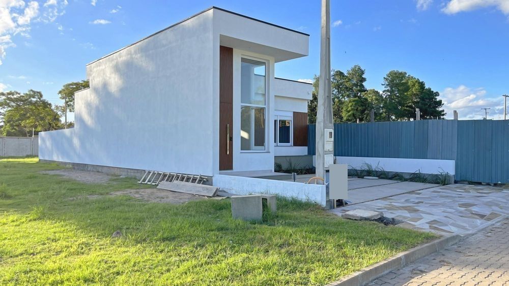 Esta casa de condomínio, localizada na Avenida Juca Batista