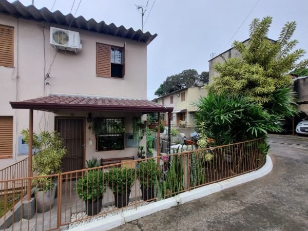 Casa Condominio em Porto Alegre, no bairro Cavalhada, com 2 dormitório(s), e 2 banheiros, à venda.