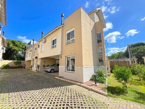 Casa Condominio em Porto Alegre, no bairro Ipanema, com 3 dormitório(s), e 3 banheiros, à venda.