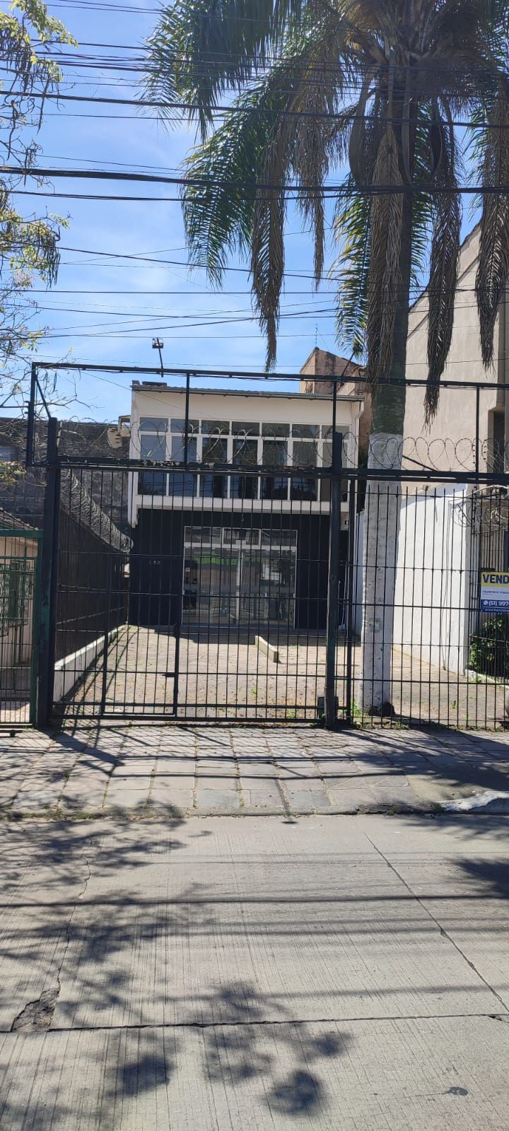 Ótima loja com mezanino, em ótima localização com estacionamento.