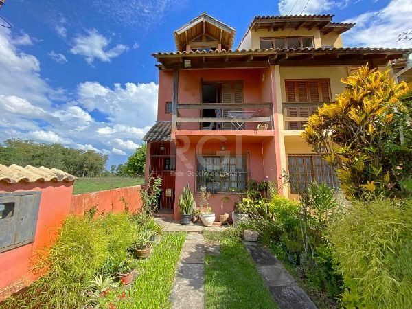 Casa em Porto Alegre, no bairro Hípica, com 2 dormitório(s), e 2 banheiros, à venda.