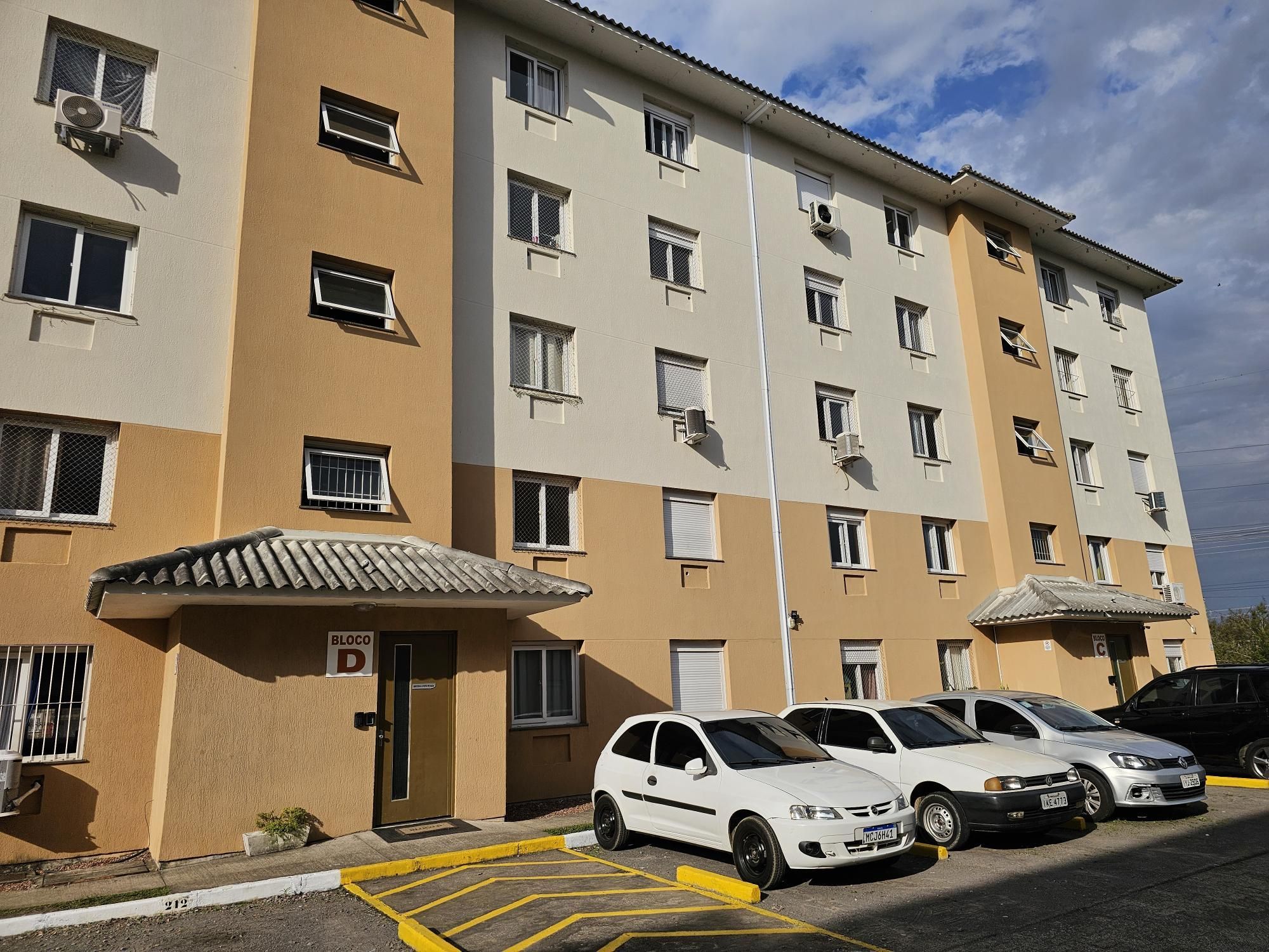 Apartamento à venda com 47m², 2 quartos, 1 vaga no bairro Restinga em Porto Alegre