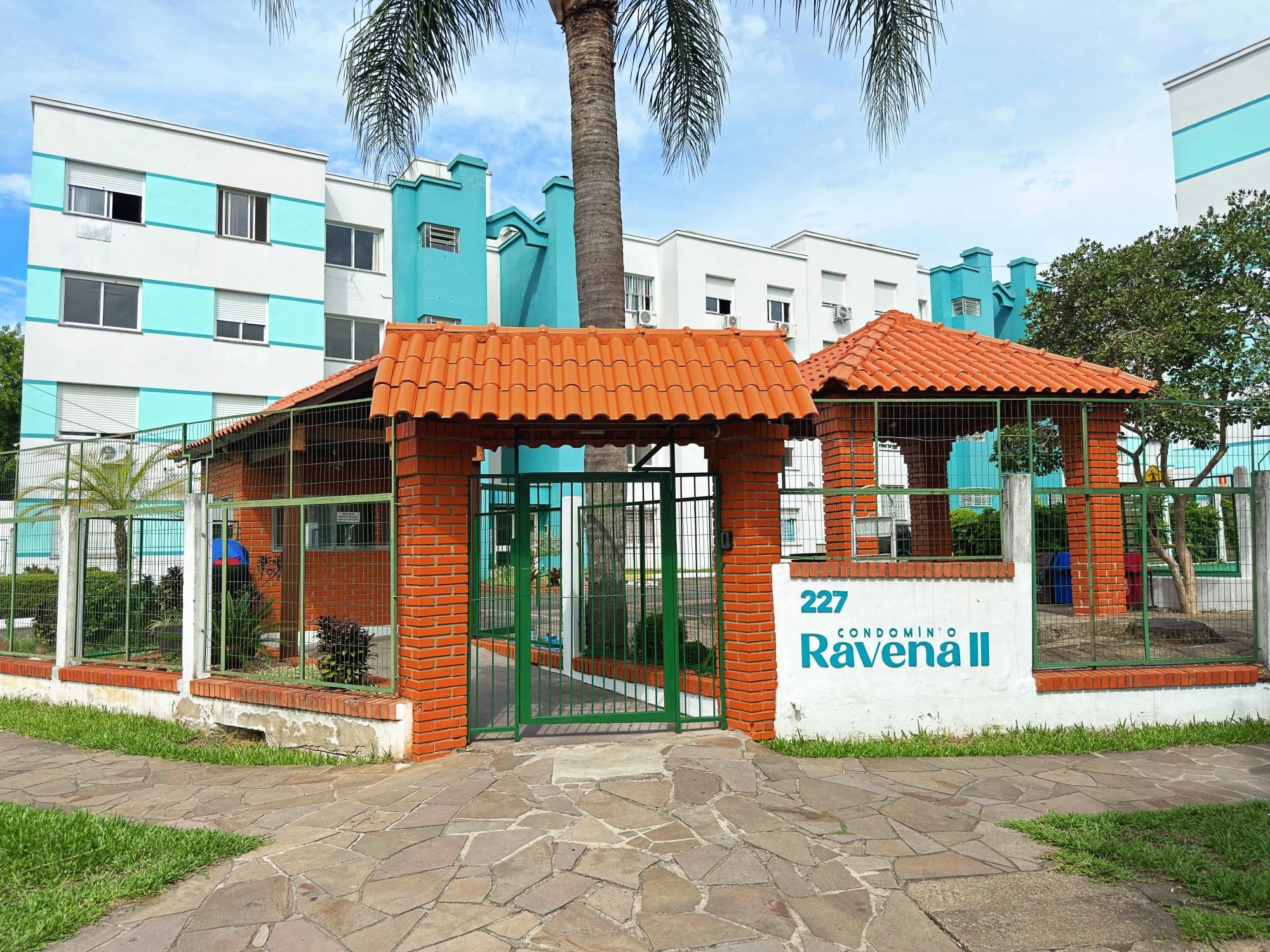 Apartamento de 2 dormitórios junto a Protásio Alves