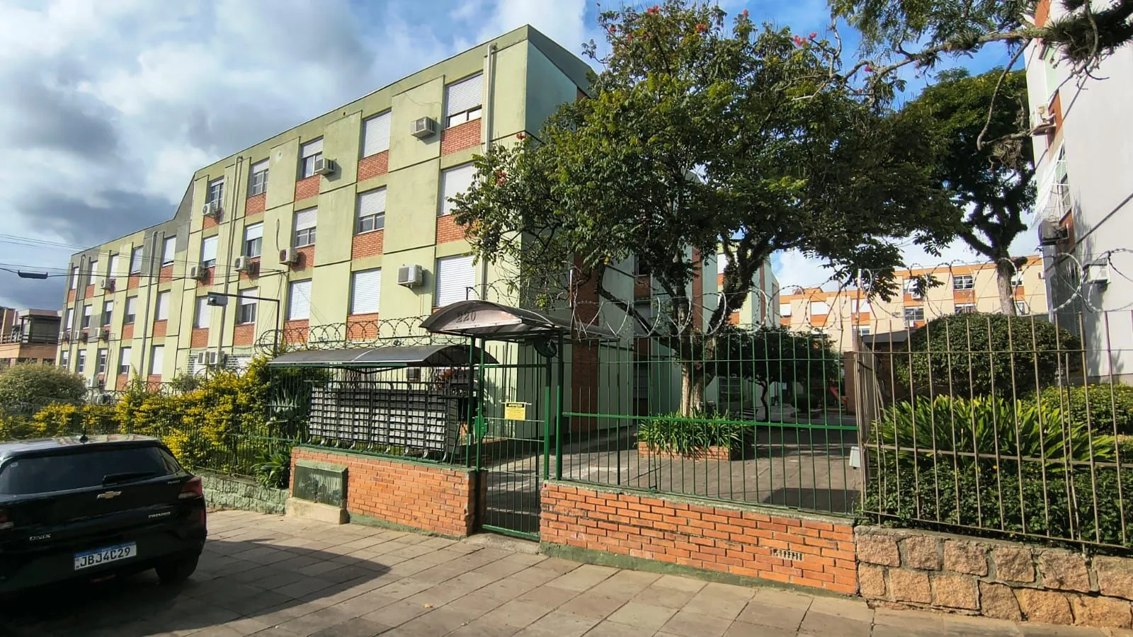 Apartamento térreo de 2 dormitórios no Bairro Cristal