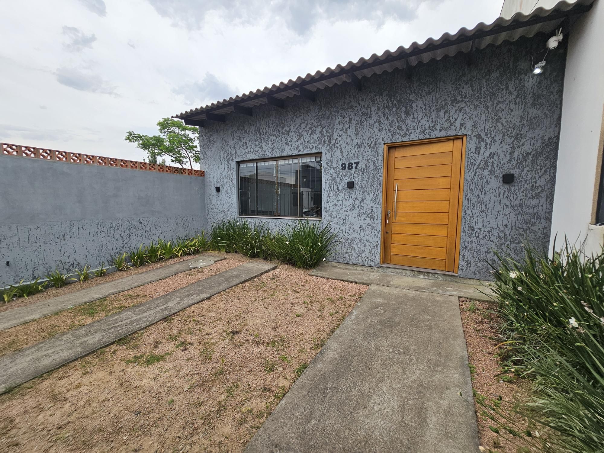 Casa térrea mobiliada 2 suítes com ar condicionado, churrasqueira, lareira  e pátio próximo ao Zaffari da Hípica !