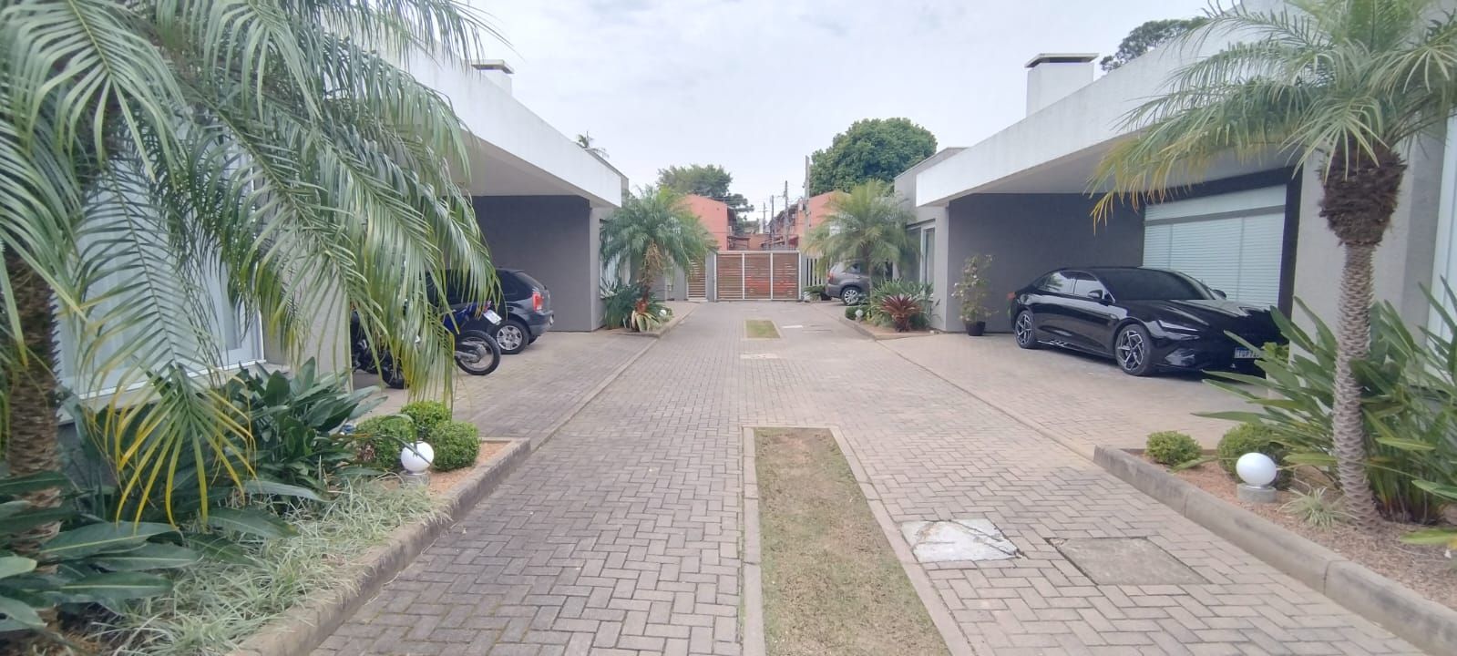 Casa térrea em condomínio fechado com 3 suítes, mobiliada, pátio , 168 m² privativos
