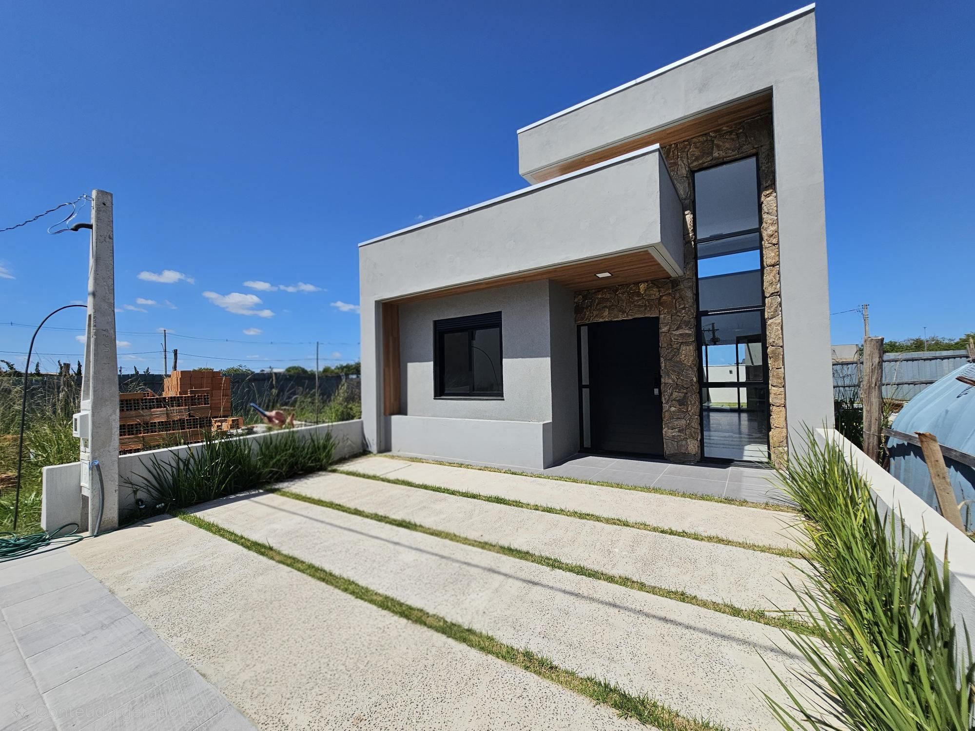 Casa térrea inteligente em condomínio com infraestrutura completa de lazer e segurança na Av. Juca batista zona sul de Porto Alegre !