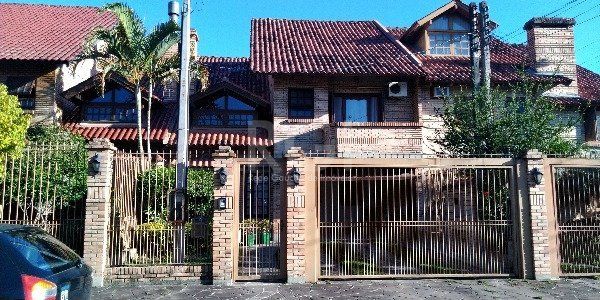 Casa à venda com 3 quartos, 176m², 1 suíte, 2 vagas, Rua Sinai no bairro Ipanema em Porto Alegre