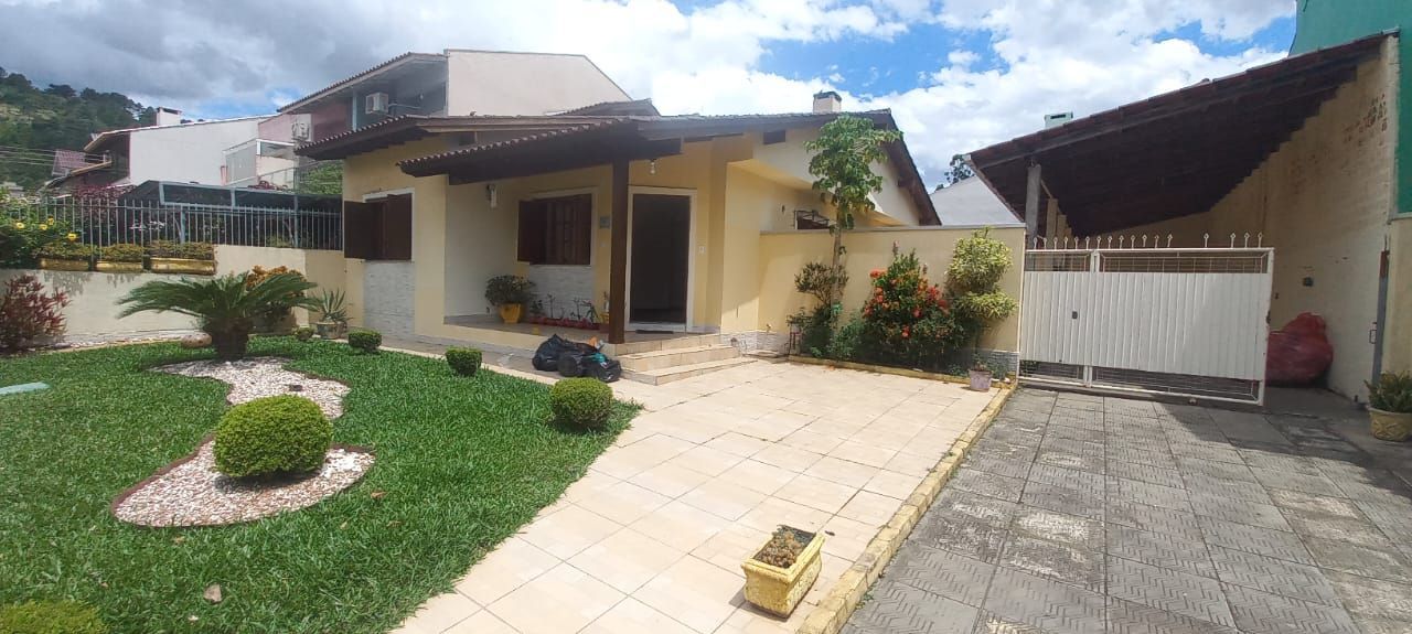 Casa 3 dormitórios no bairro Guarujá