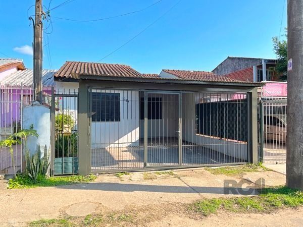 Casa à venda com 120m², 2 quartos, 2 vagas no bairro Restinga em Porto Alegre