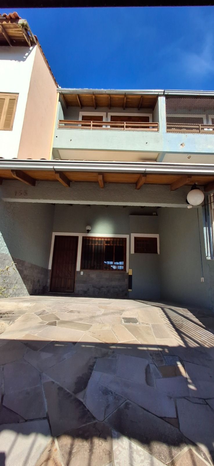 Casa em Porto Alegre, no bairro Campo Novo, com 3 dormitório(s), e 2 banheiros, à venda.