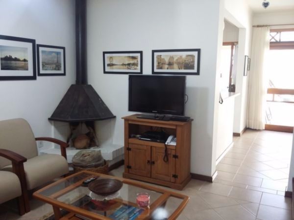 Sobrado em Ipanema, zona sul de Porto Alegre, com 175m² - 3 dormitorios, sotão, piscina.