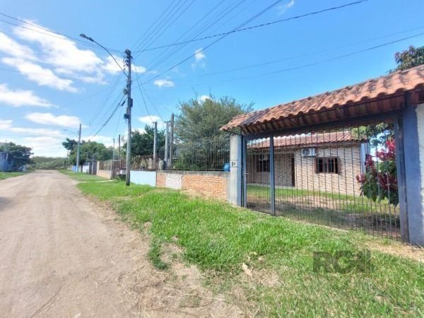 Casa, 3 dormitórios no bairro Ponta Grossa em Porto Alegre para Comprar
