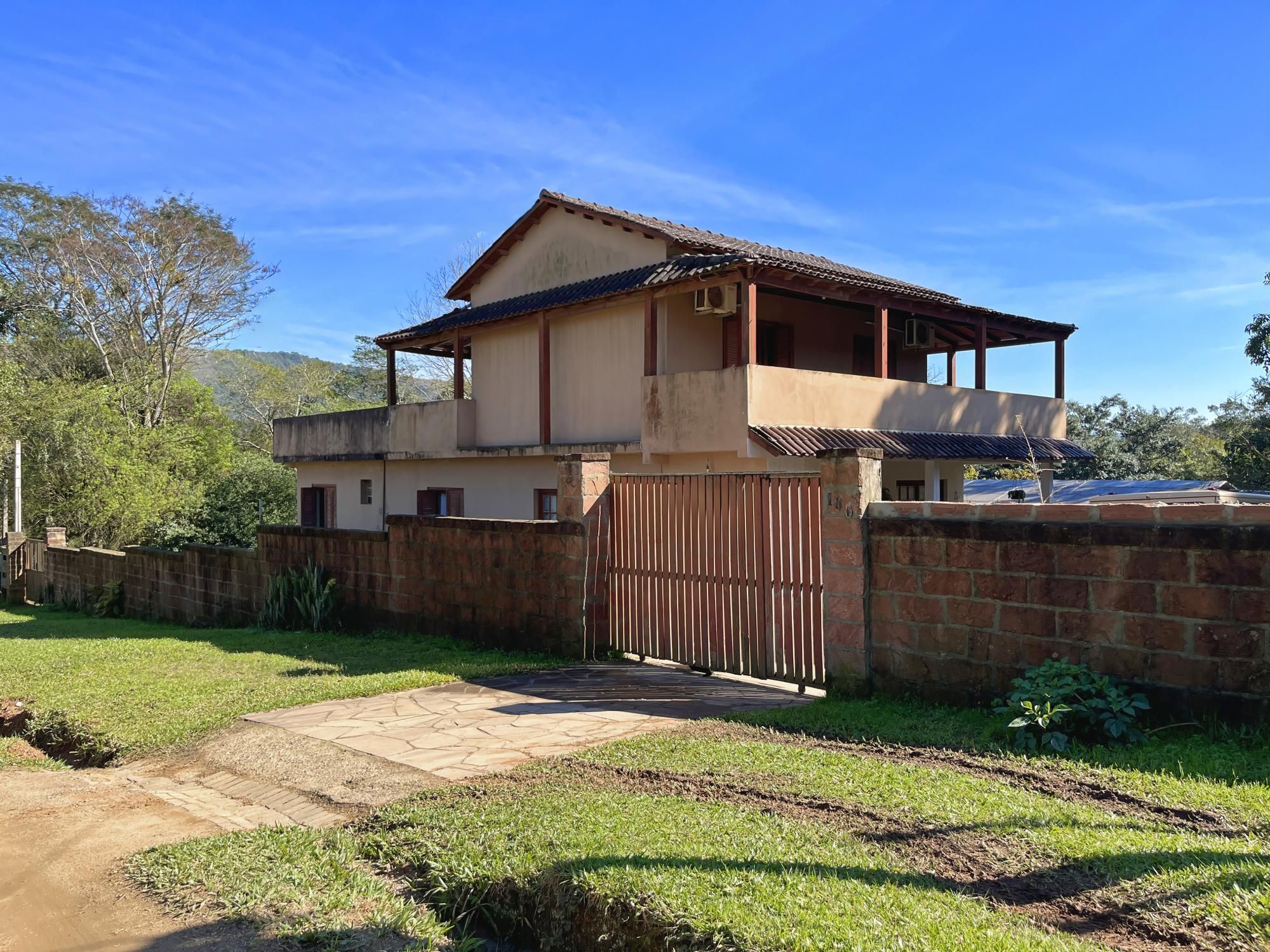 Casa 3 dormitórios no bairro Hípica
