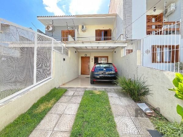Casa em Porto Alegre, no bairro Guarujá, com 2 dormitório(s), e 2 banheiros, à venda.