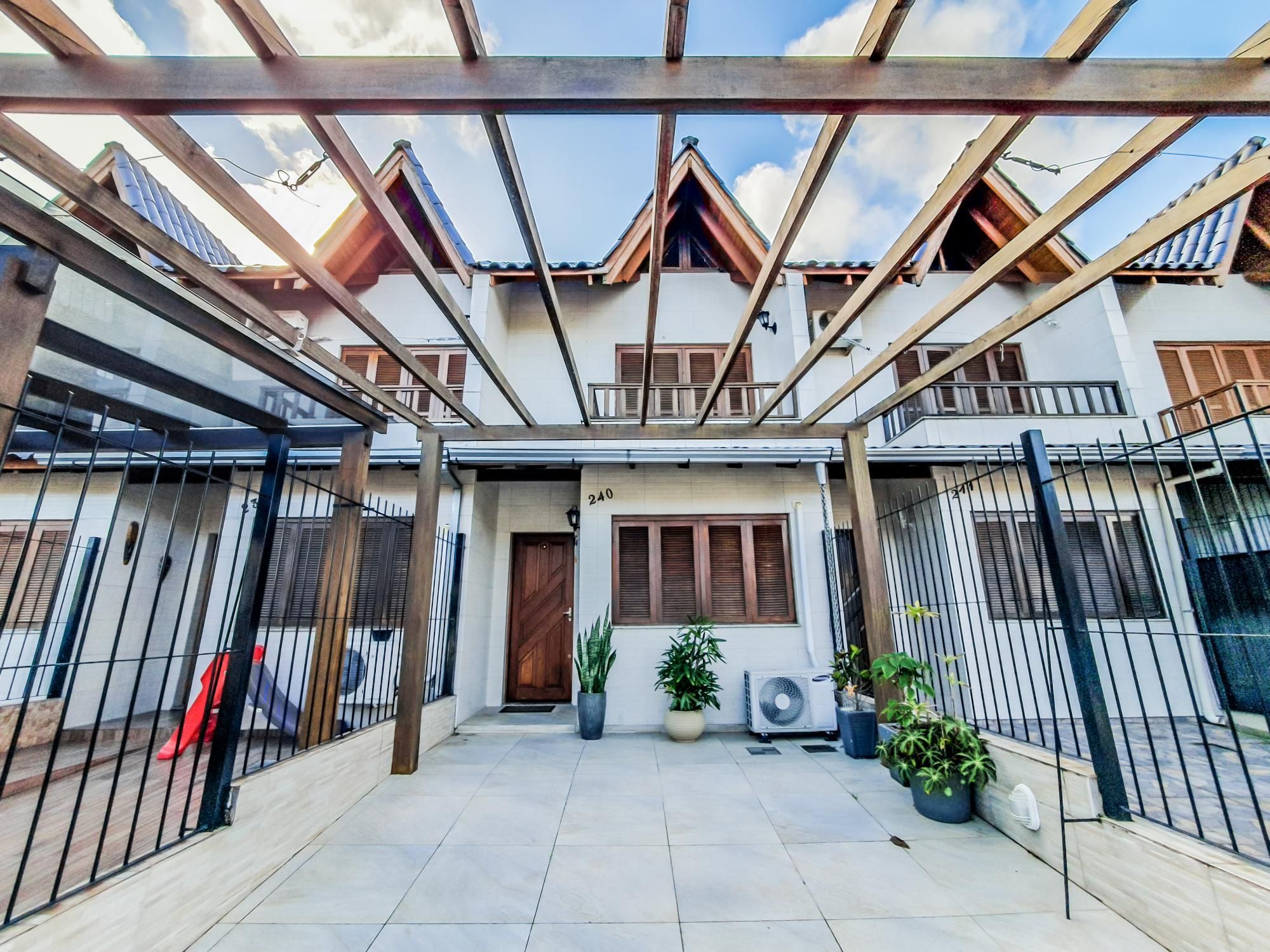 Otimo sobrado com 2 suites no bairro Guaruja