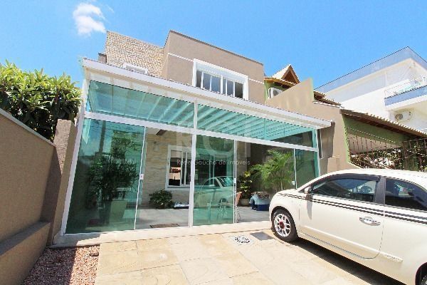 Casa à venda com 143m², 3 quartos, 1 suíte, 2 vagas no bairro Hípica em Porto Alegre