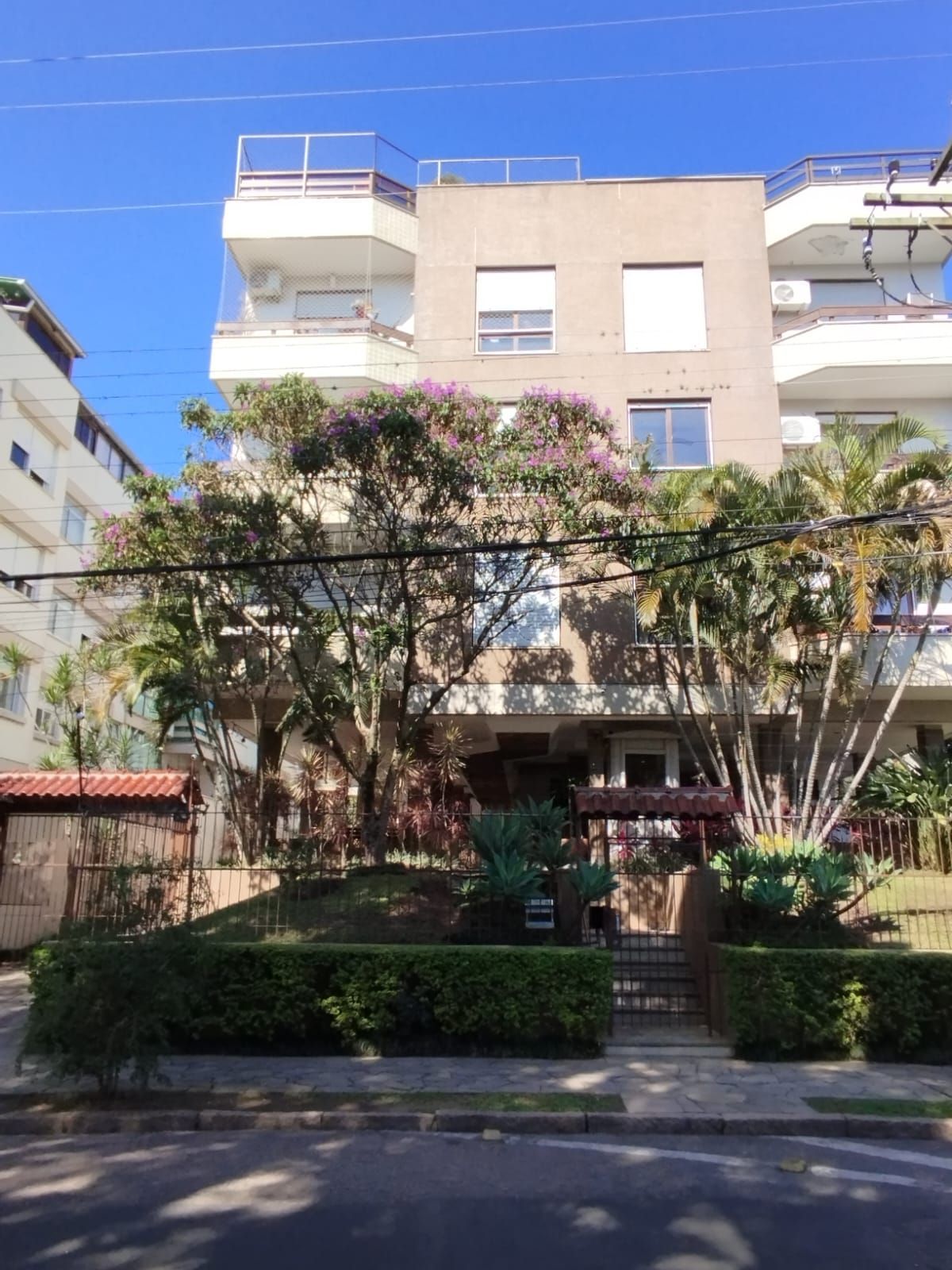 Linda cobertura no bairro Tristeza para venda.