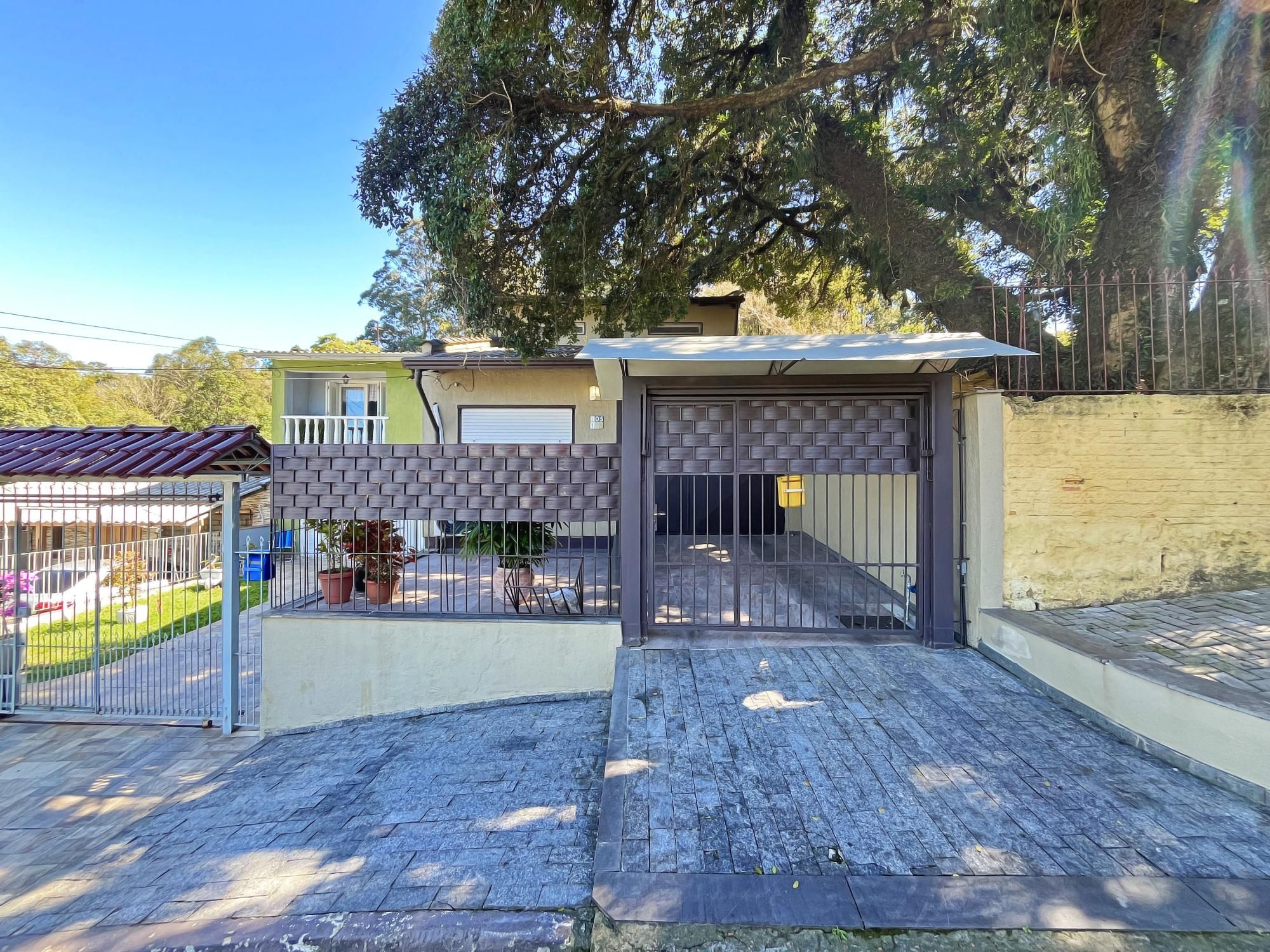 Ótima casa 2 dormitórios, 2 vagas, em rua calma no bairro.