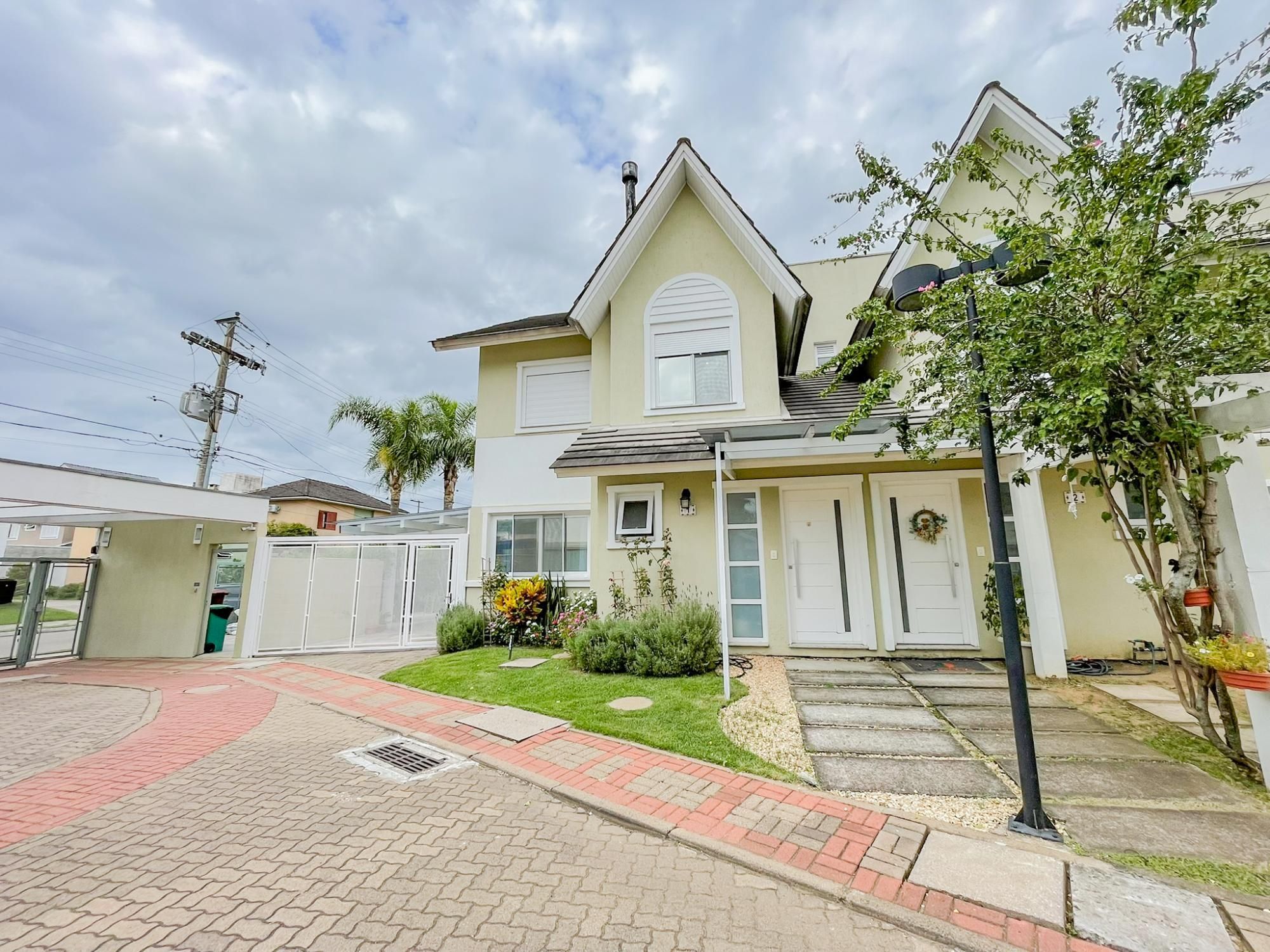 Sobrado Alto Padrão 3 dormitórios 4 vagas garagem em condomínio com infraestrutura de lazer e segurança na zona sul de Porto Alegre.