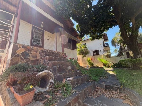 Casa à venda com 3 quartos, 190m², 5 vagas, Rua Camaquã no bairro Camaquã em Porto Alegre