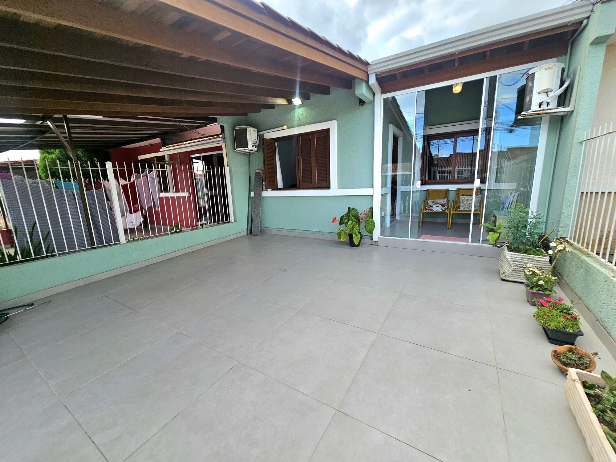 Casa 3 dormitórios 2 banheiros quiosque com churrasqueira cozinha gourmet moveis sob medida e garagem coberta na zona sul de Porto Alegre !