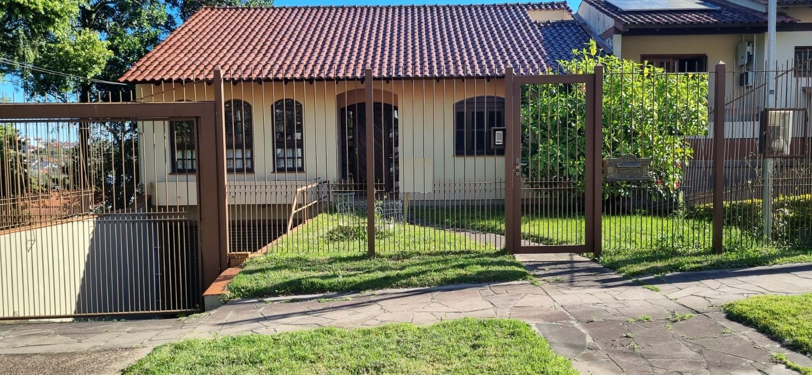 Ótima casa com 3 dormitórios sendo 1suíte e garagem para 4 carros.