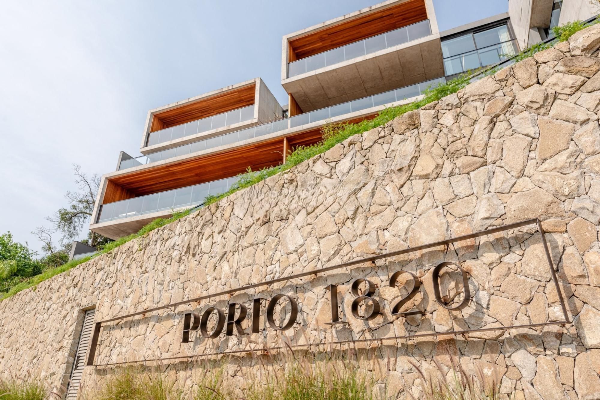 Belíssimo apartamento com 230,6m2, 3 suítes e 4 vagas de garagem, projeto diferenciado e vista deslumbrante para o pôr do sol do Guaíba.