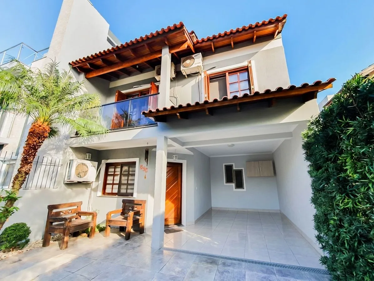 Casa, 3 dormitórios no bairro Hípica em Porto Alegre para Comprar