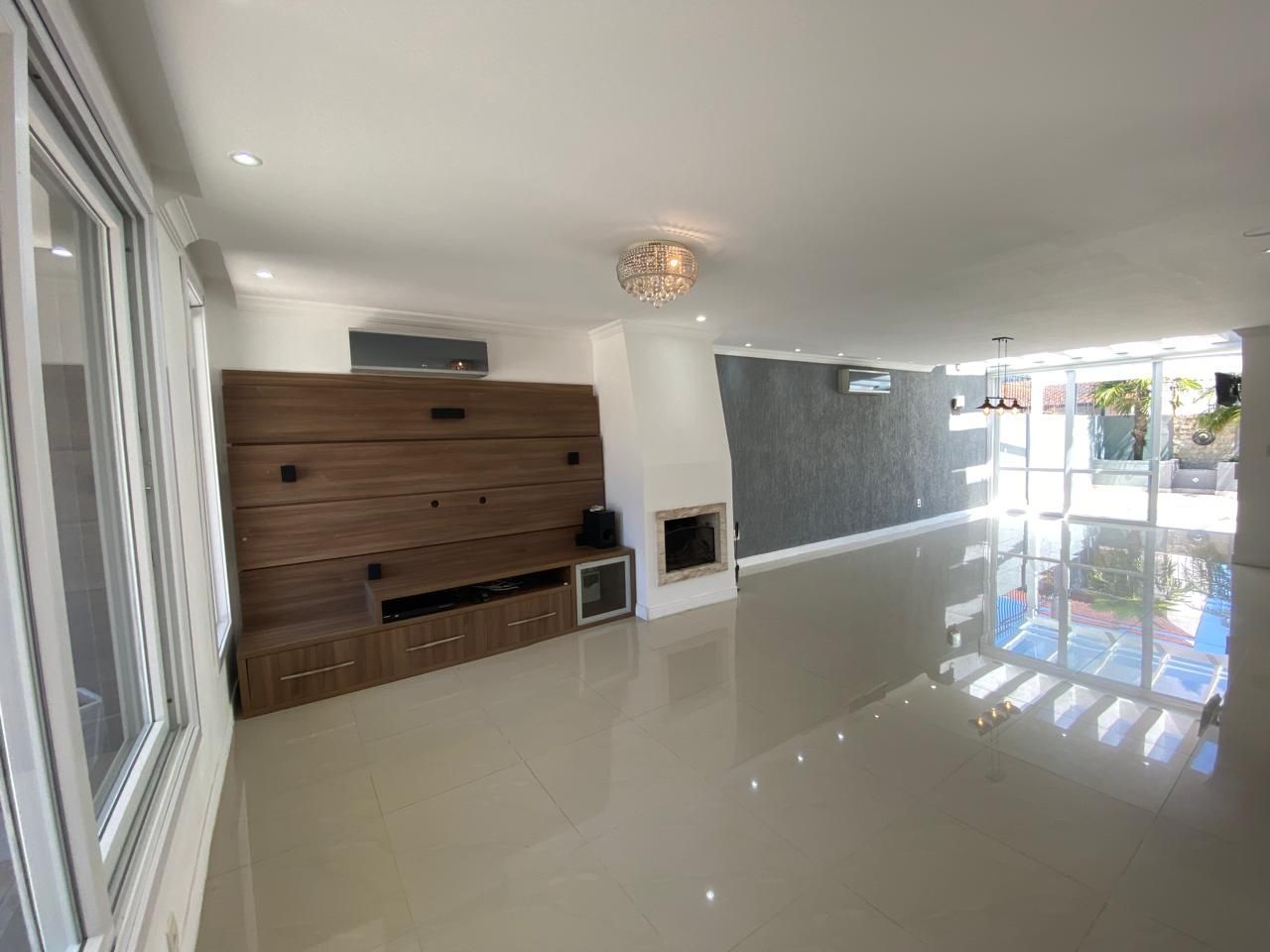 Casa 3 dormitórios no bairro Hípica