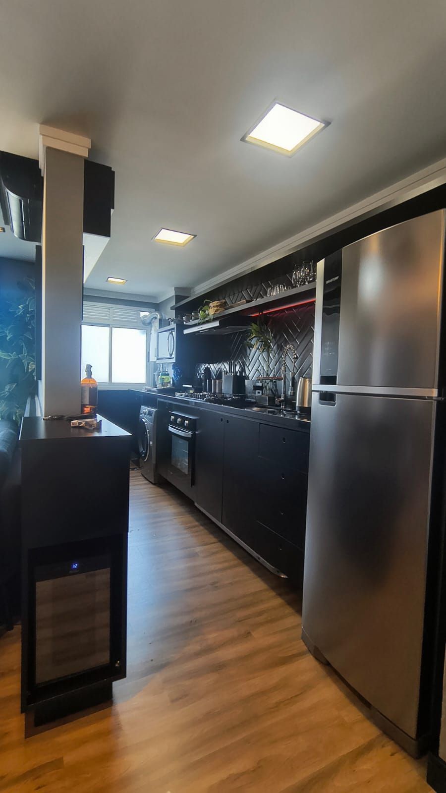 Apartamento mobiliado de 2 dormitórios com 1 suíte no bairro Cristal — foto 3