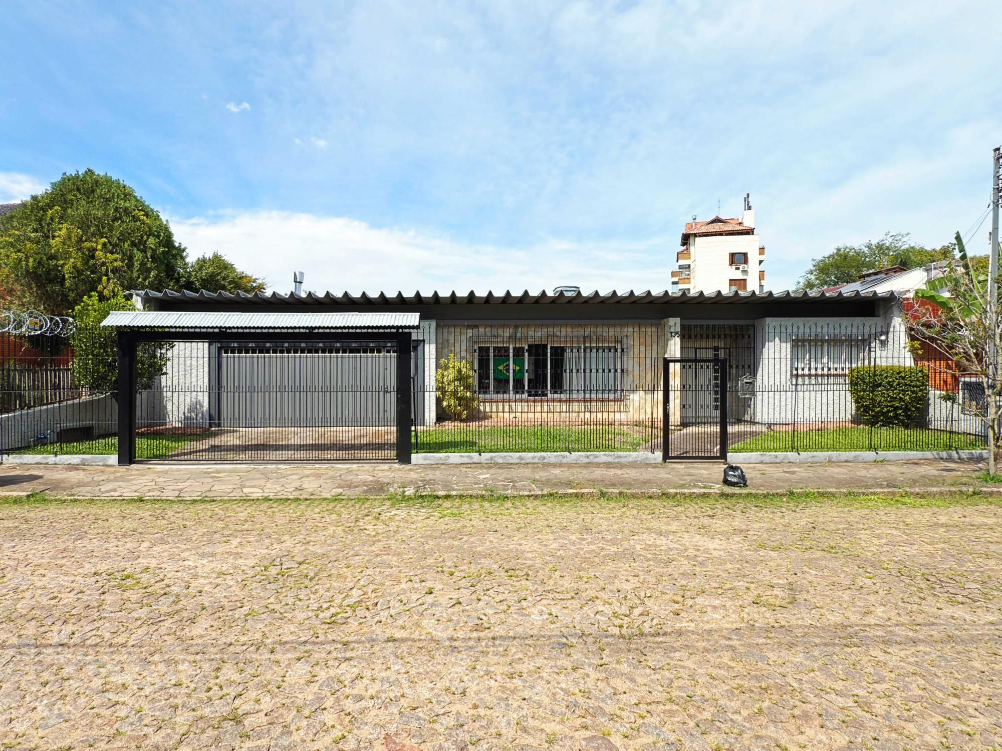 Casa Térrea com Piscina e 3 Dormitórios – Coração de Ipanema