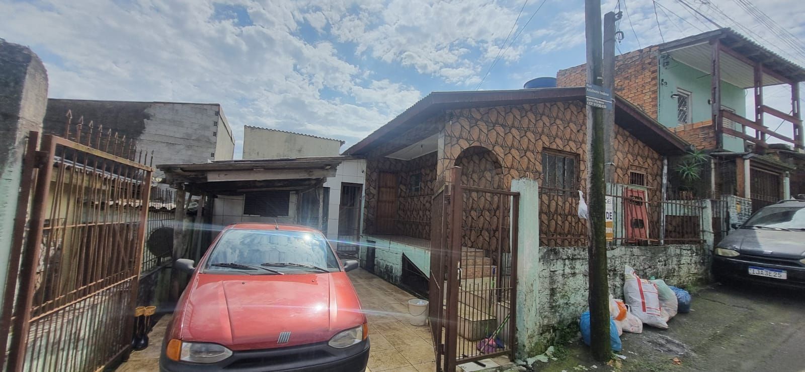 Casa em Porto Alegre, no bairro Vila Nova, com 3 dormitório(s), e 3 banheiros, à venda.