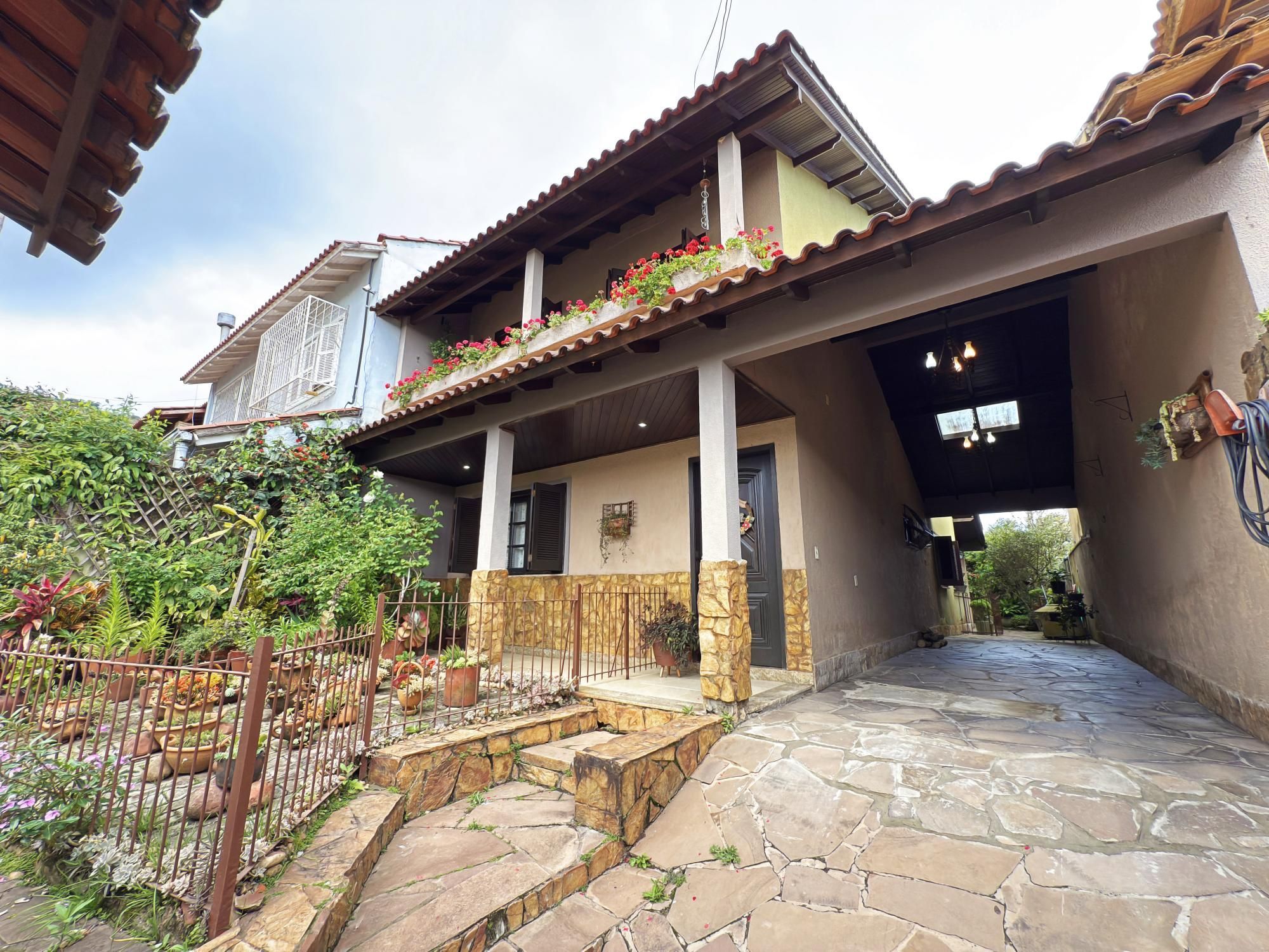 Excelente sobrado com 255 m² de área privativa 3 dormitórios com opção do 4 dormitórios