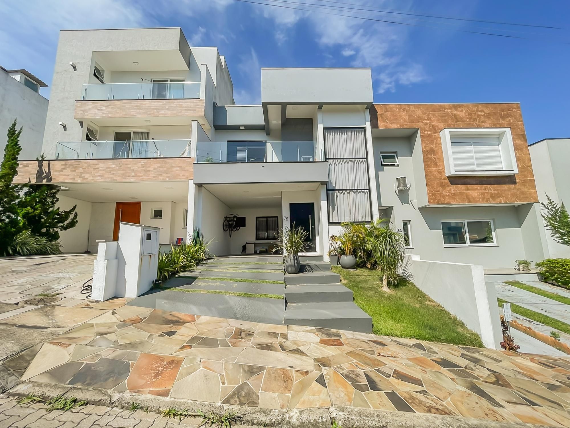 Sobrado 3 dormitórios em condomínio do residencial Lagos de Ipanema !