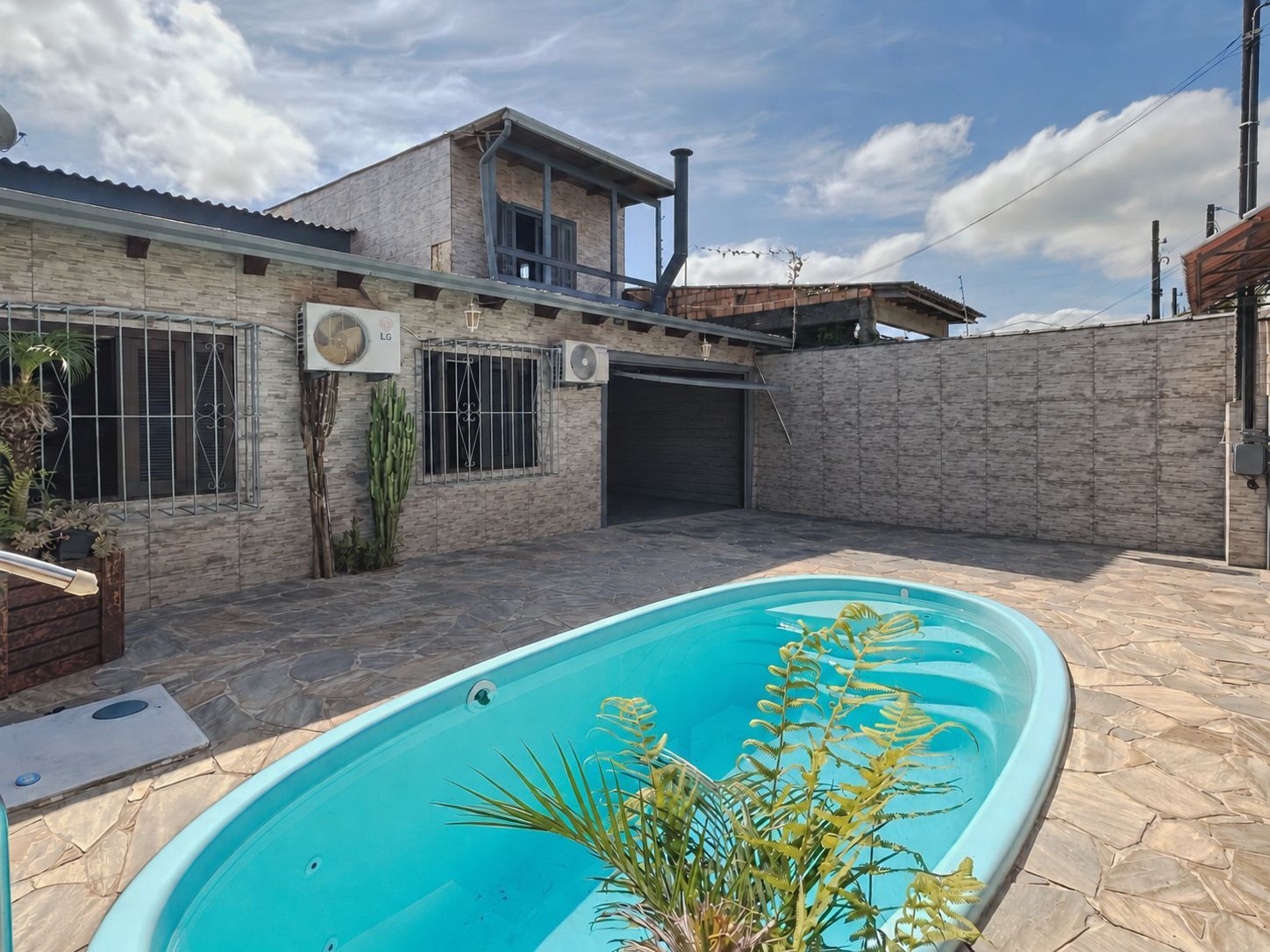 Casa com piscina e com 4 dormitorios no bairro Restinga
