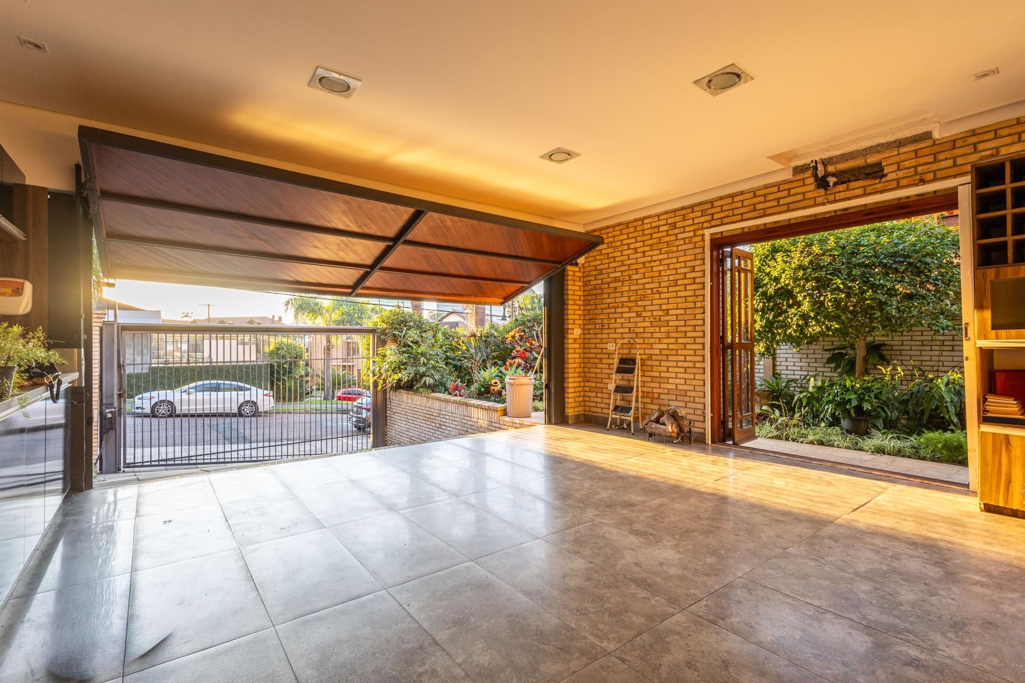 Casa com 374 m² | 3 suítes | Piscina | Ao lado do Jardim Europa