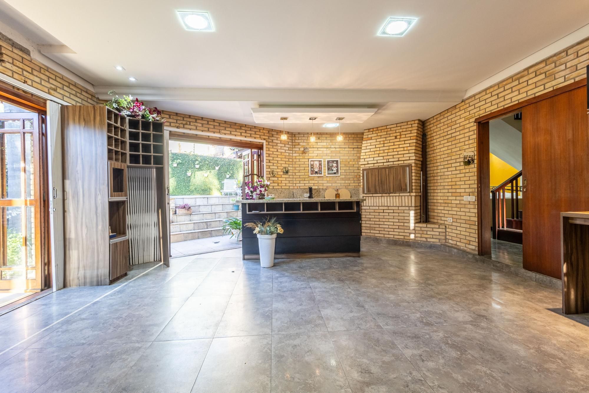Casa com 374 m² | 3 suítes | Piscina | Ao lado do Jardim Europa