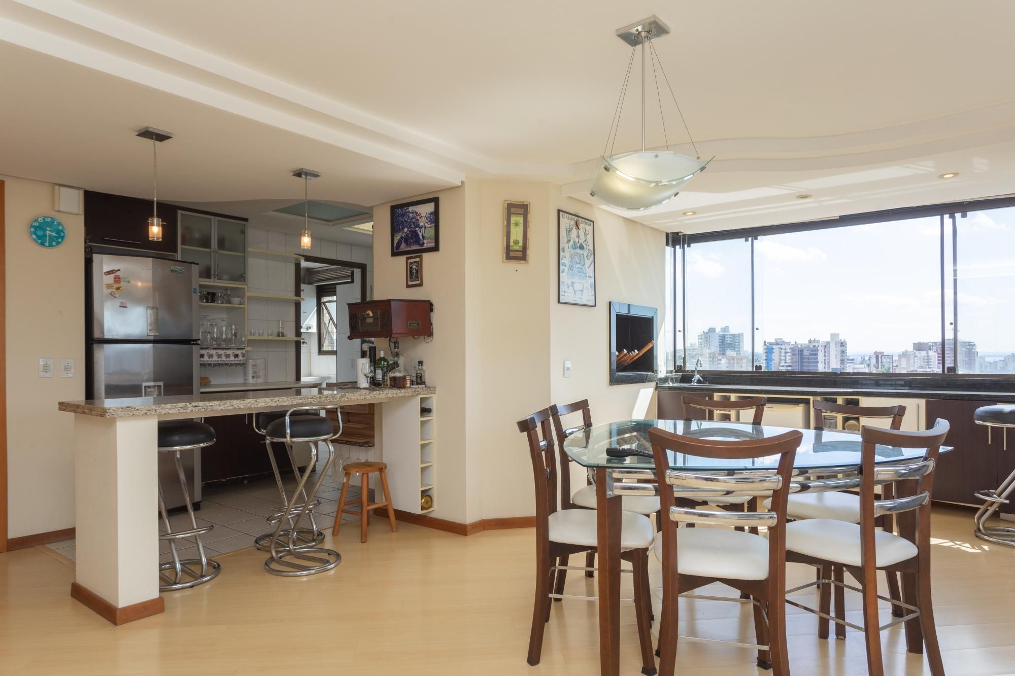 Apartamento 2 dormitórios  sendo 1 suíte e 3 vagas no Petrópolis.