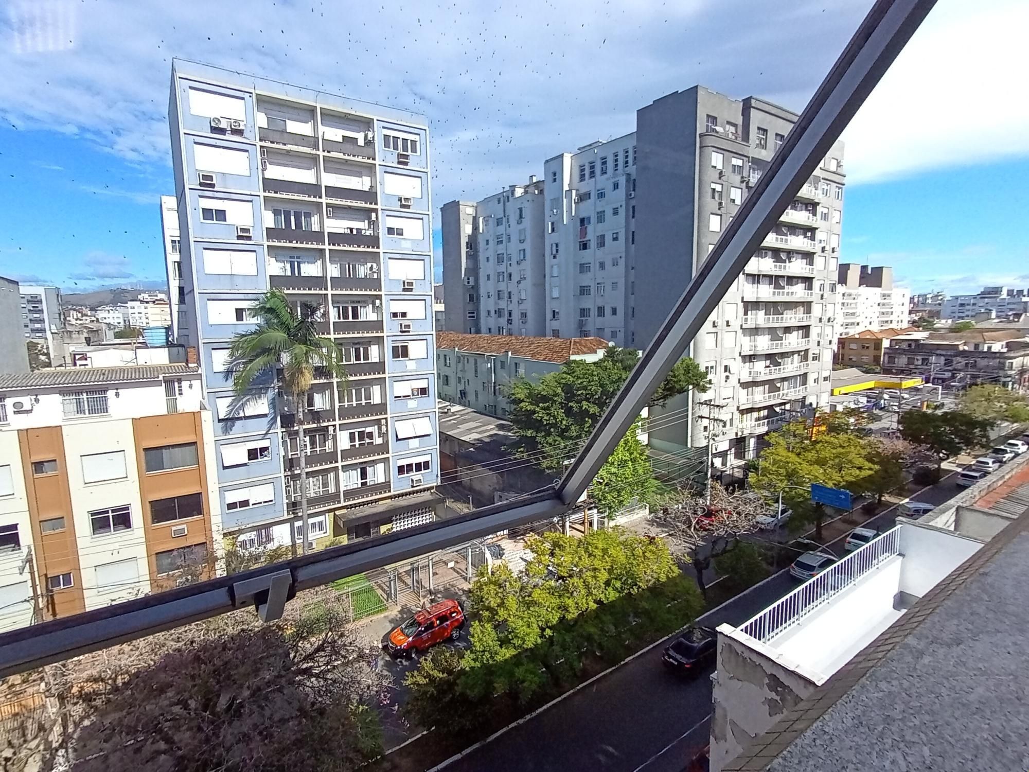Sala na Venâncio Aires com mezanino e 2 banheiros — foto 2