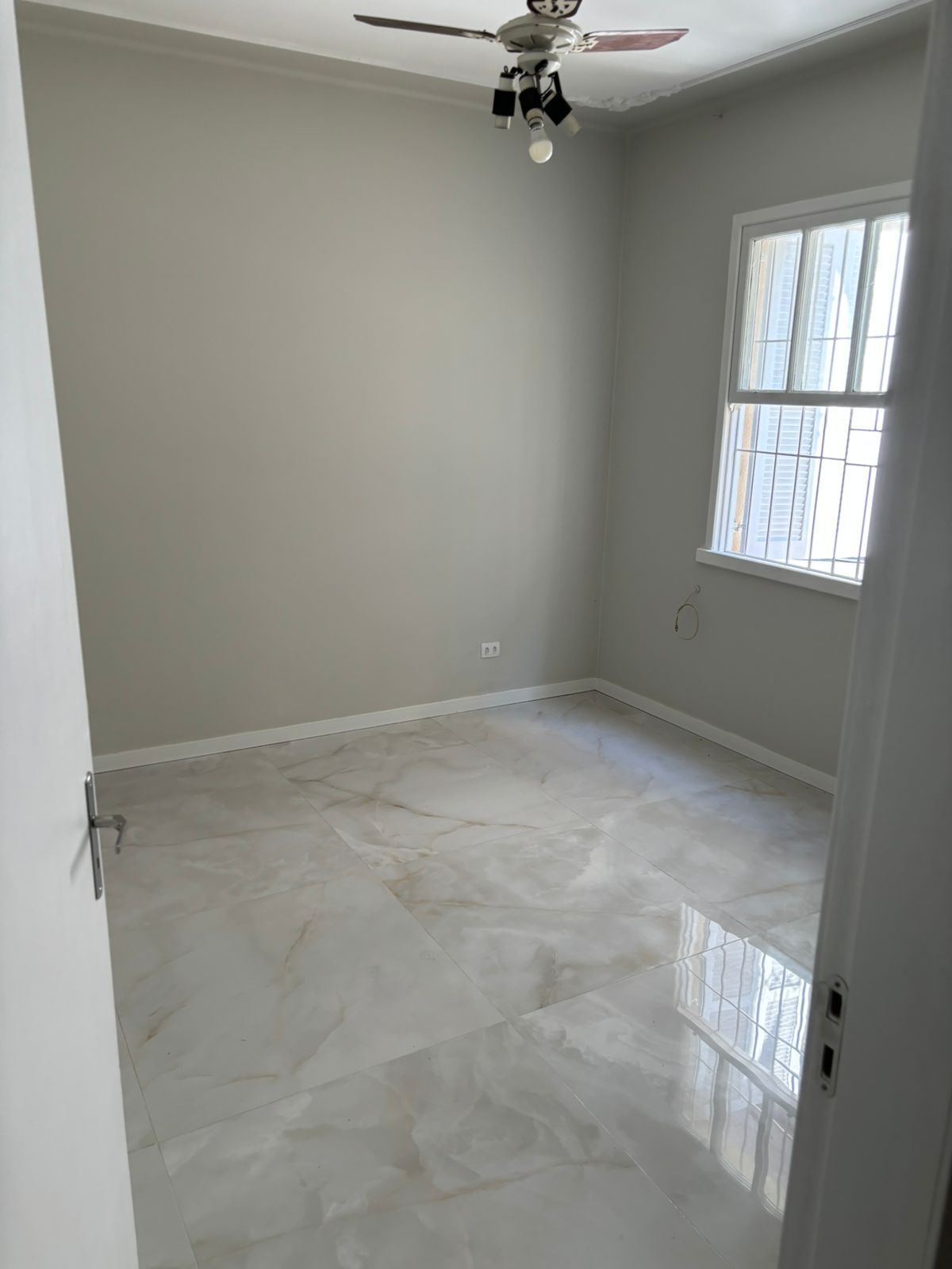 Apartamento Amplo no Menino Deus – 2 Dormitórios, 2 Banheiros e Churrasqueira