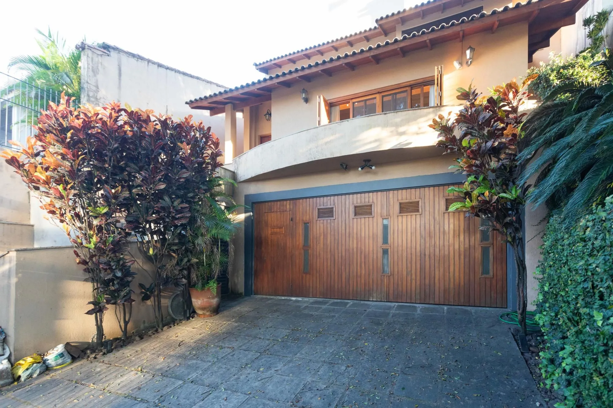 Casa com 316m², 4 dormitórios no bairro Chácara das Pedras em Porto Alegre para Comprar