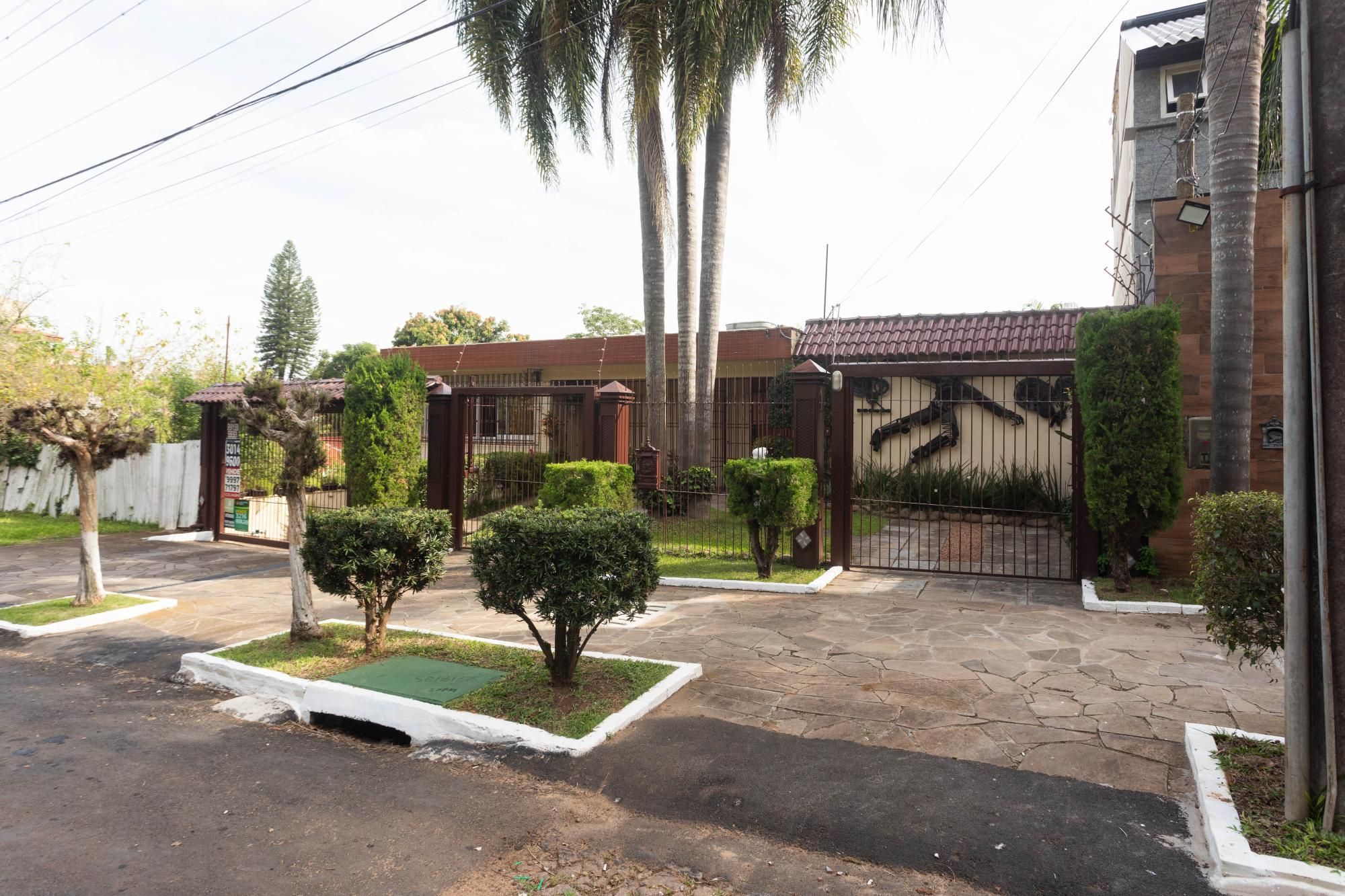 Casa com piscina e 470m2 no Chácara das Pedras