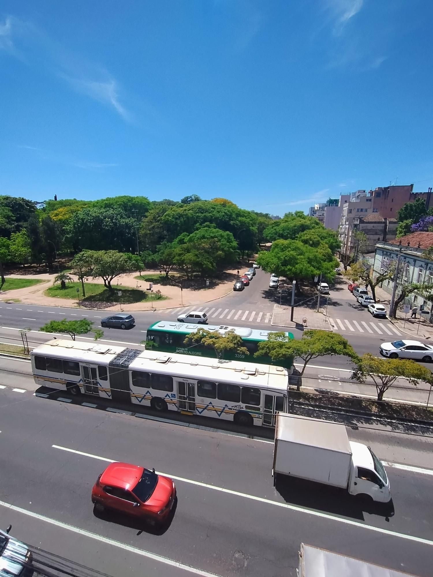 Ótimo apartamento desocupado de frente para a Redenção- Cidade Baixa
