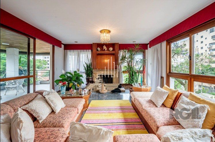 Apartamento  4 dormitórios, suite, de frente com sacada, 3 vagas de garagem, bairro Higienópolis - Porto Alegre