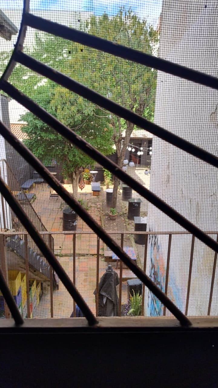 Casa à venda com pátio e garagem na Cidade Baixa.