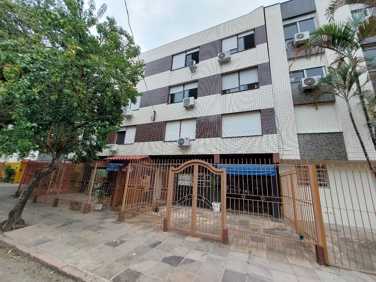 Apartamento 2 quartos, desocupado e reformado na Cidade Baixa.
