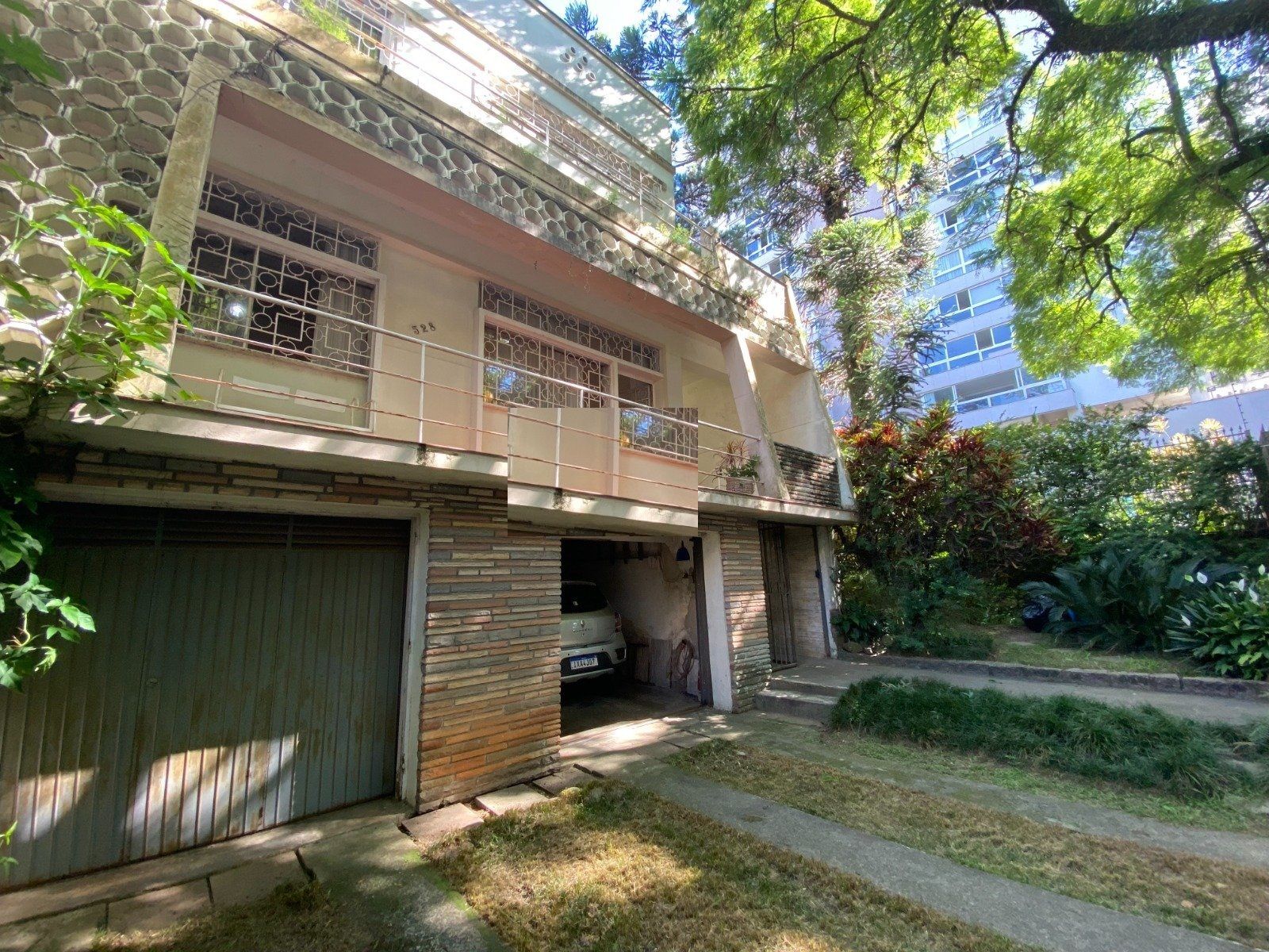 Casa 05 dormitórios, 04 vagas, com 301m² no Bairro Petrópolis Porto Alegre.